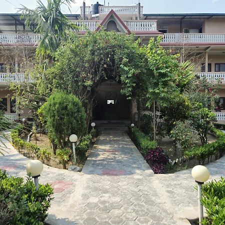 Hotel Tree Tops Sauraha Ngoại thất bức ảnh