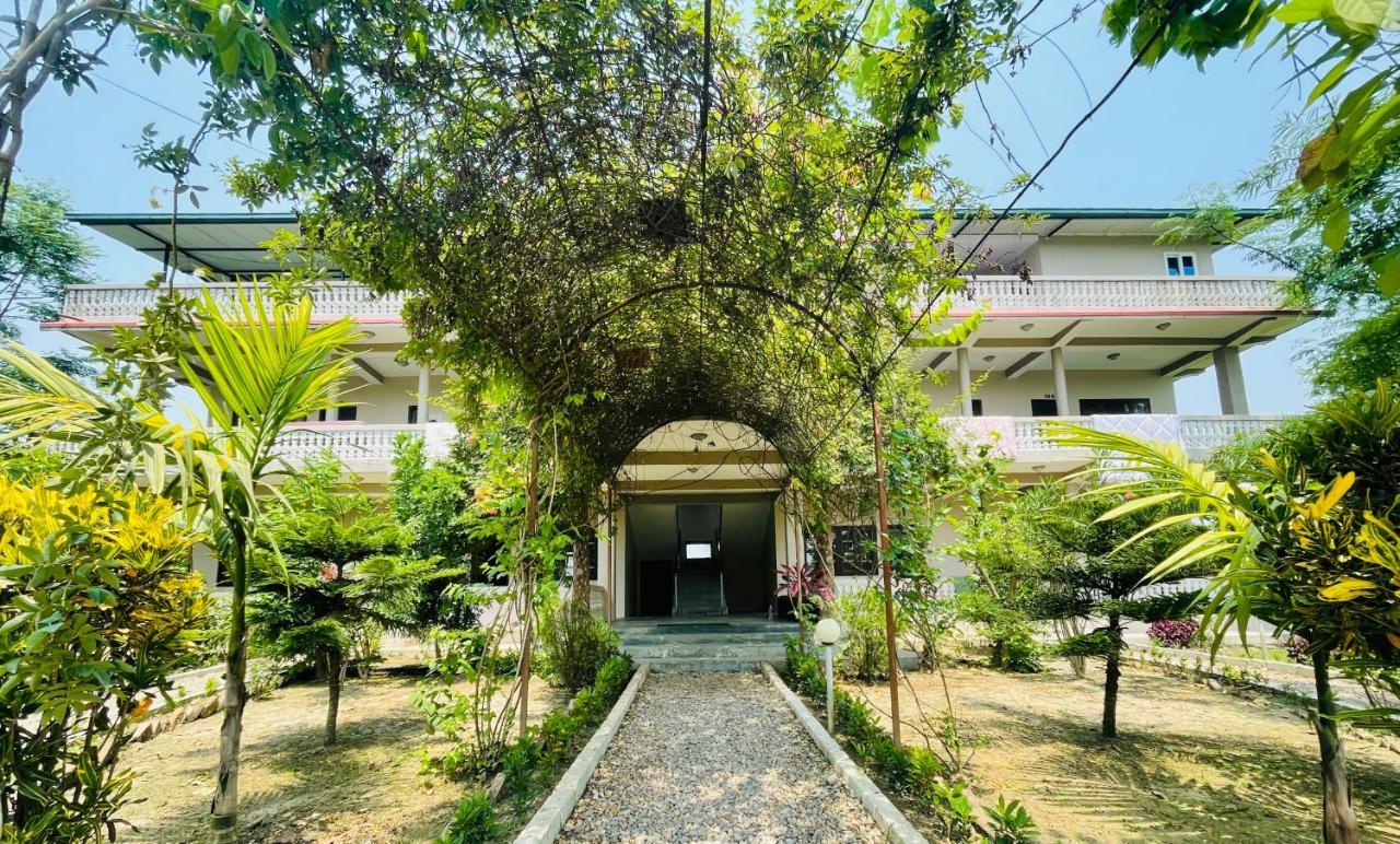Hotel Tree Tops Sauraha Ngoại thất bức ảnh