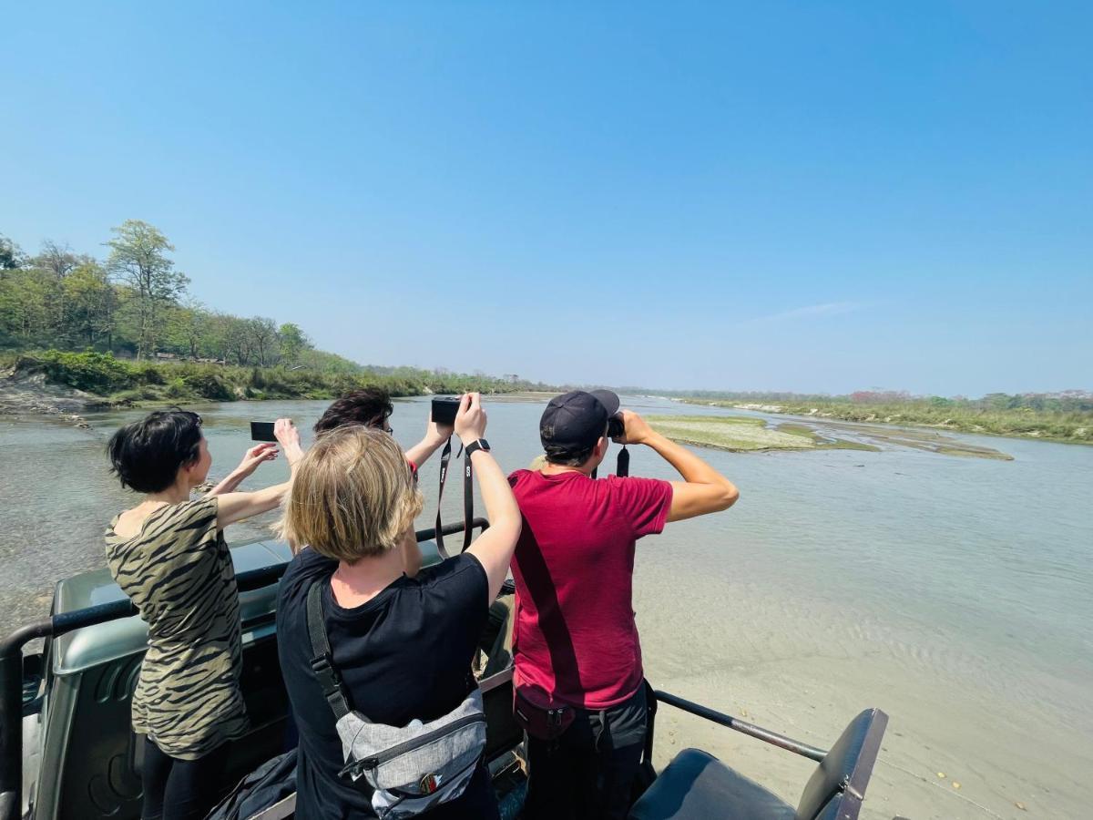 Hotel Tree Tops Sauraha Ngoại thất bức ảnh