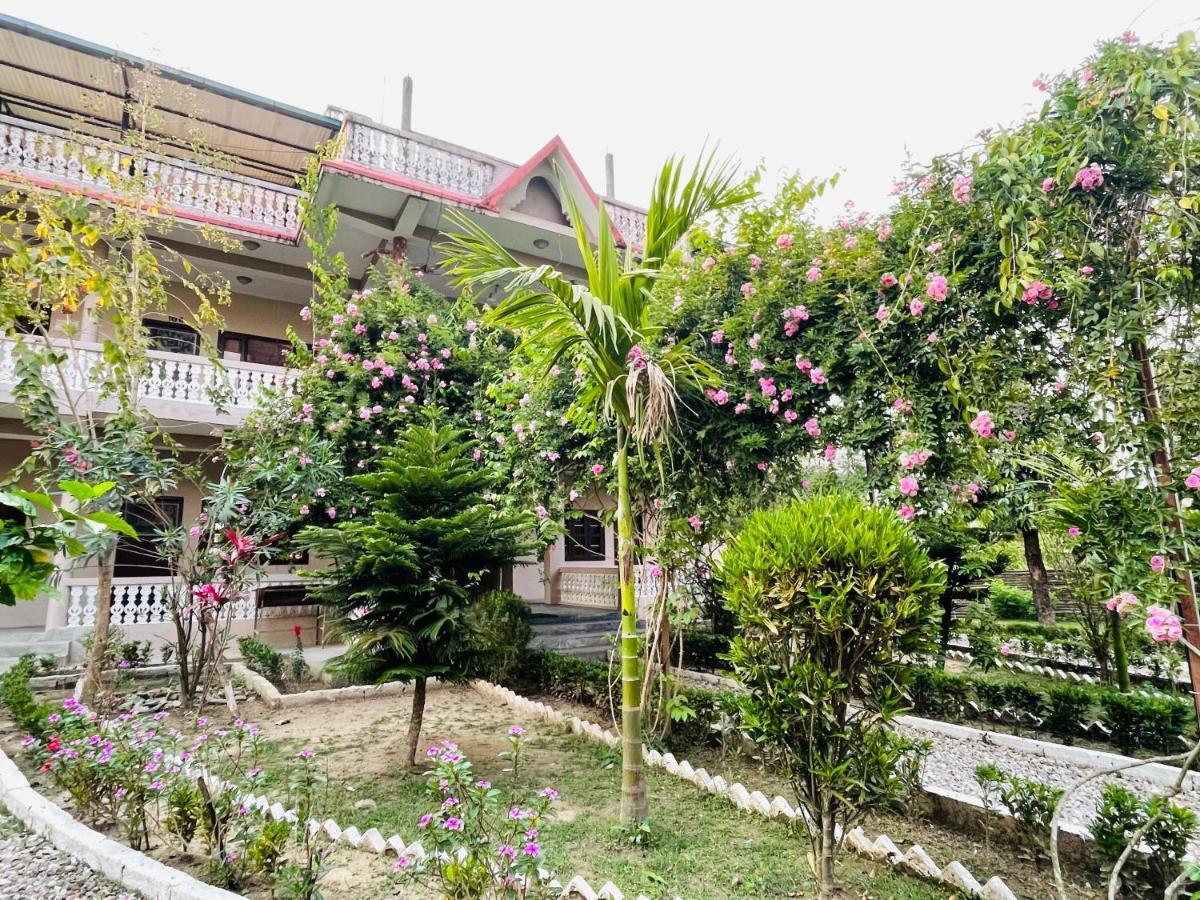 Hotel Tree Tops Sauraha Ngoại thất bức ảnh
