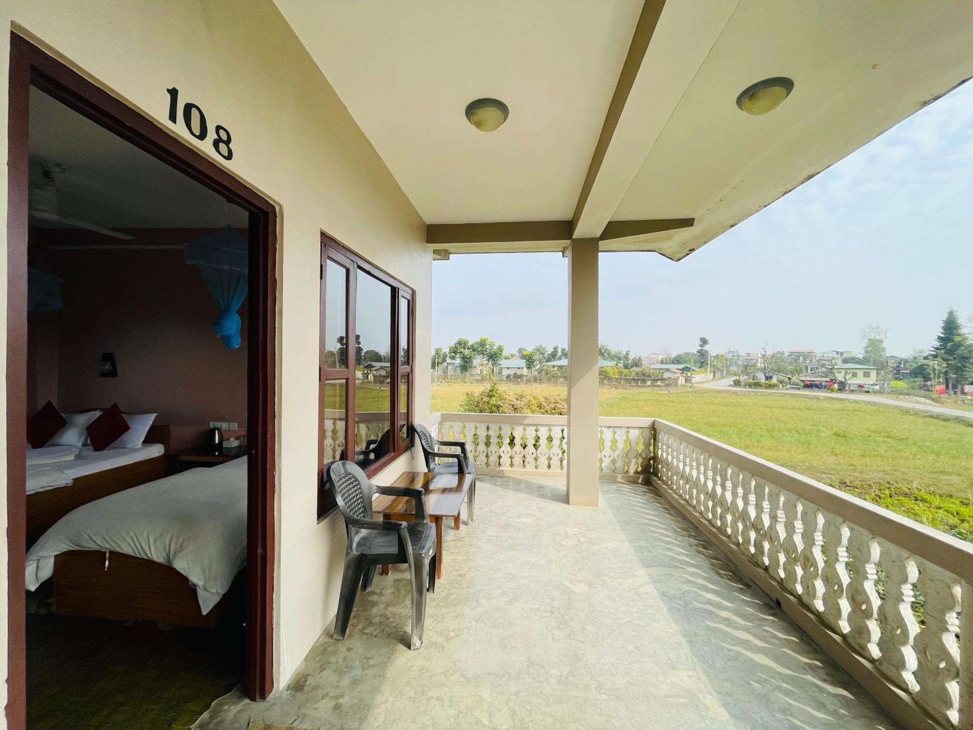 Hotel Tree Tops Sauraha Ngoại thất bức ảnh