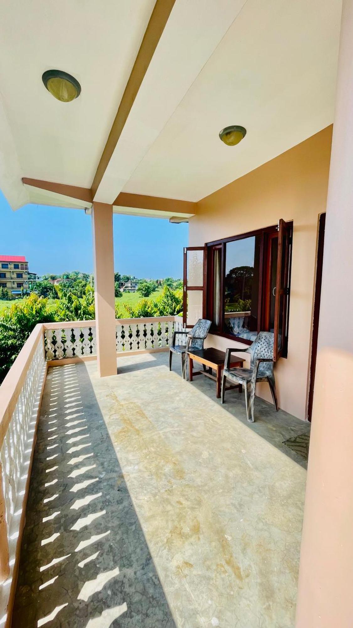 Hotel Tree Tops Sauraha Ngoại thất bức ảnh