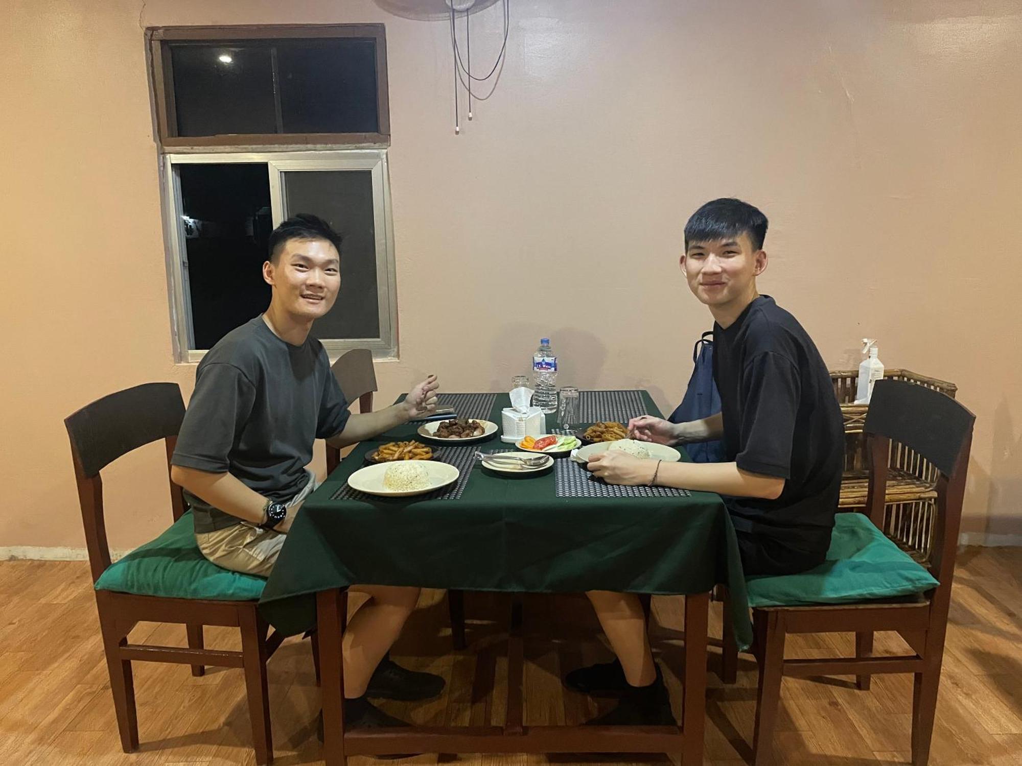 Hotel Tree Tops Sauraha Ngoại thất bức ảnh