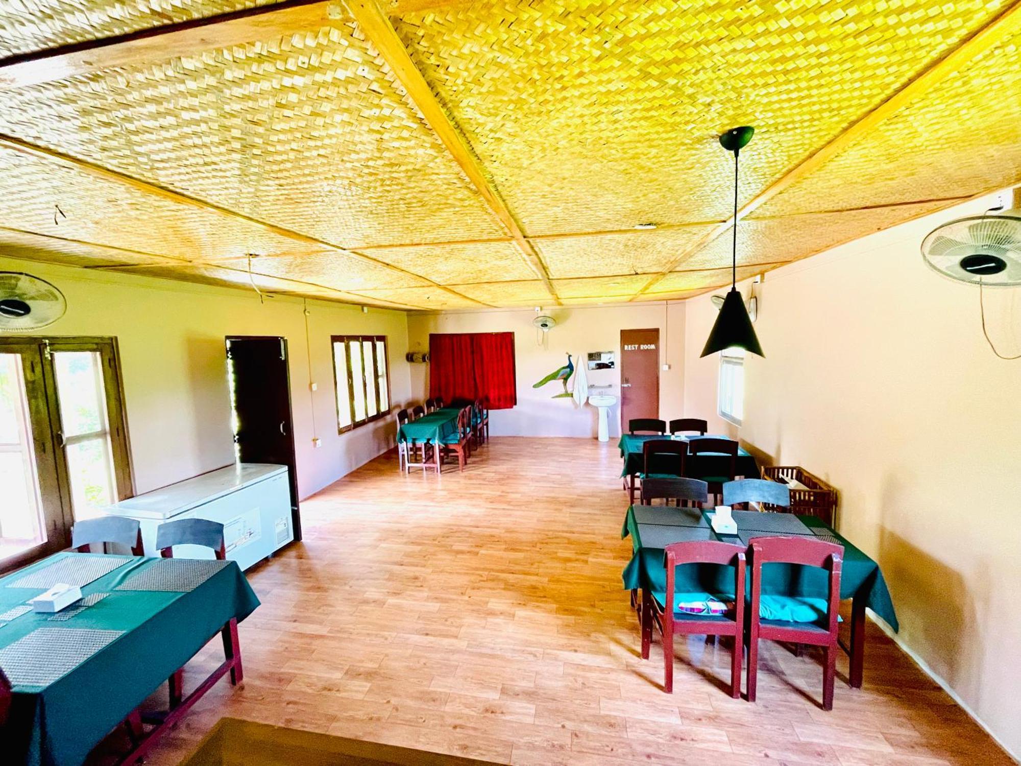 Hotel Tree Tops Sauraha Ngoại thất bức ảnh