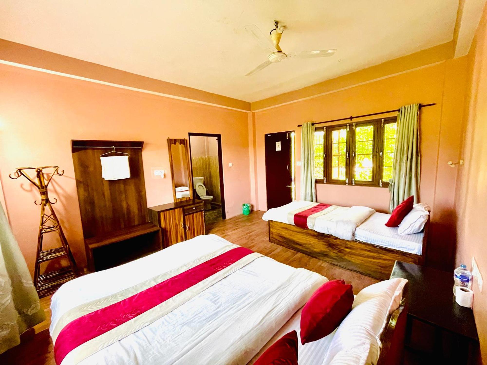 Hotel Tree Tops Sauraha Ngoại thất bức ảnh