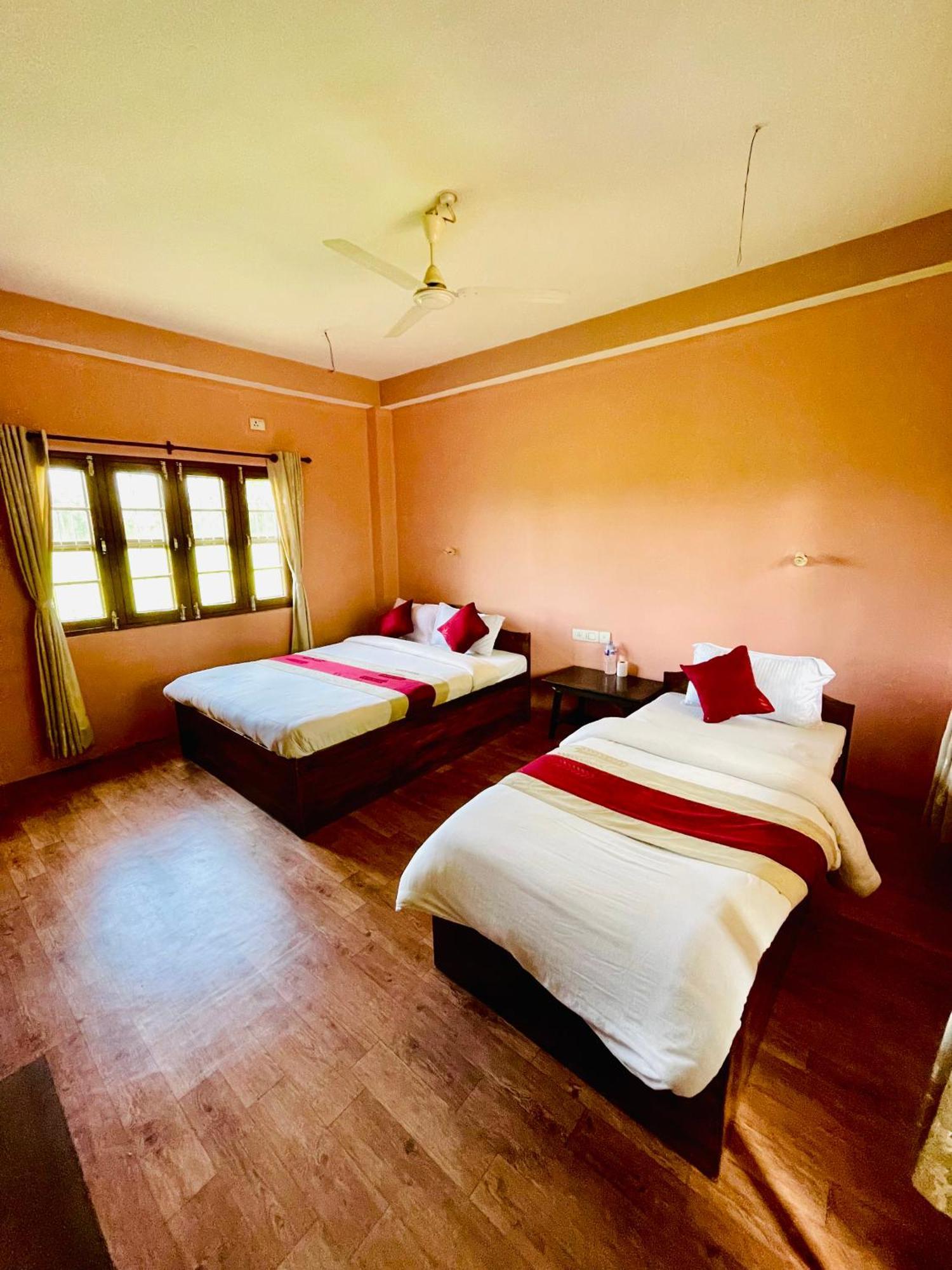 Hotel Tree Tops Sauraha Ngoại thất bức ảnh