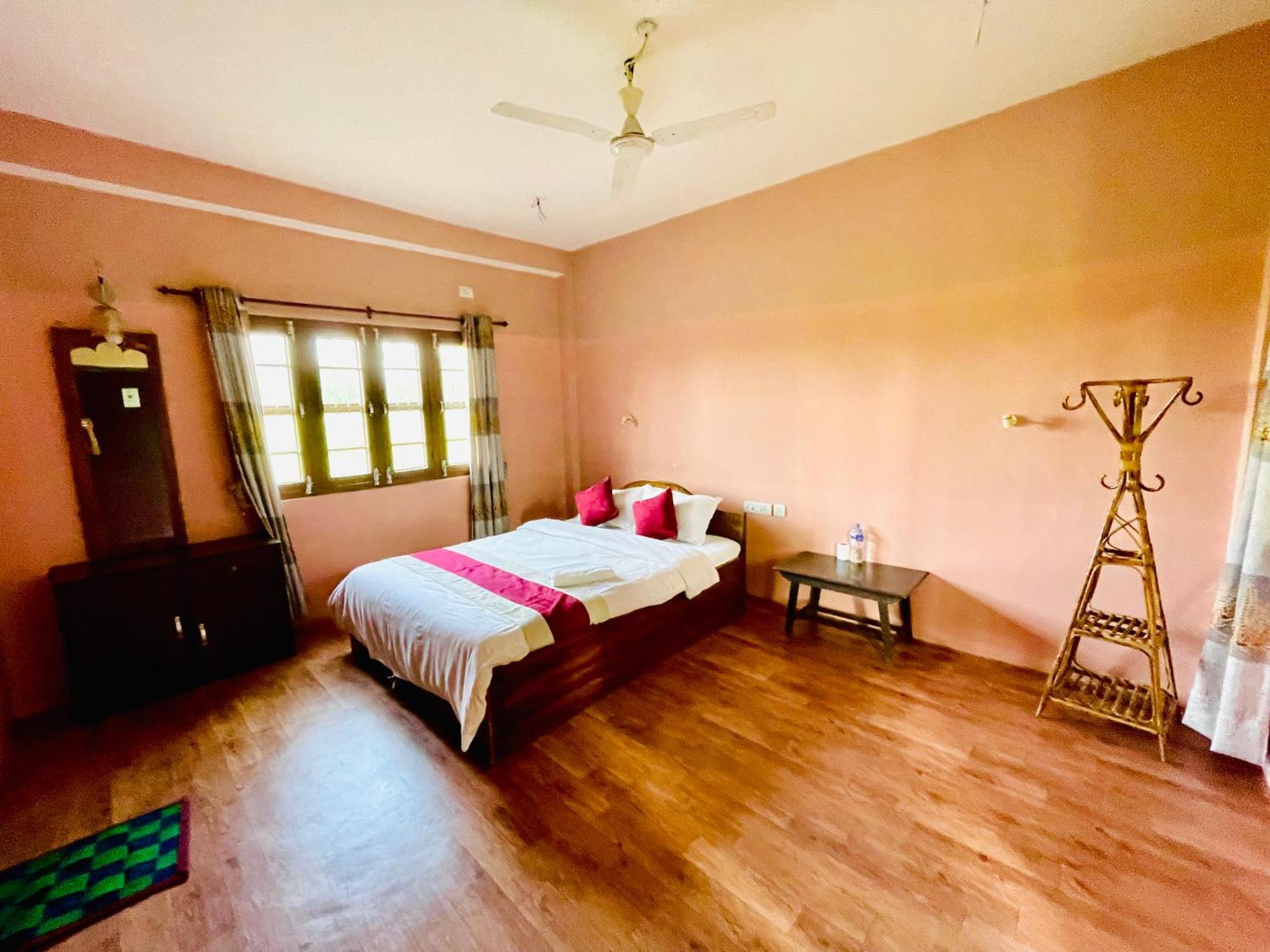 Hotel Tree Tops Sauraha Ngoại thất bức ảnh