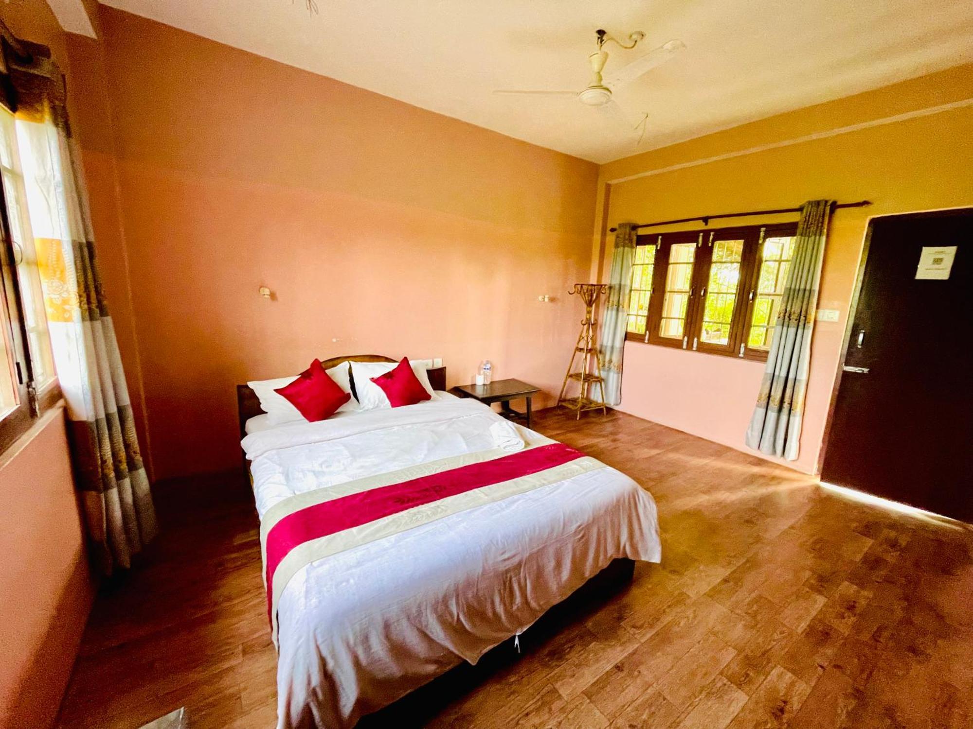 Hotel Tree Tops Sauraha Ngoại thất bức ảnh