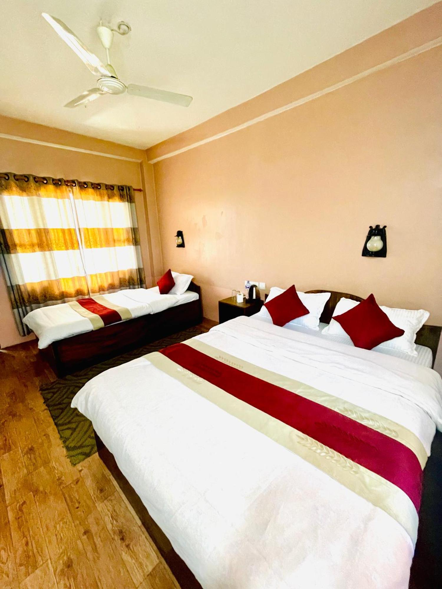 Hotel Tree Tops Sauraha Ngoại thất bức ảnh