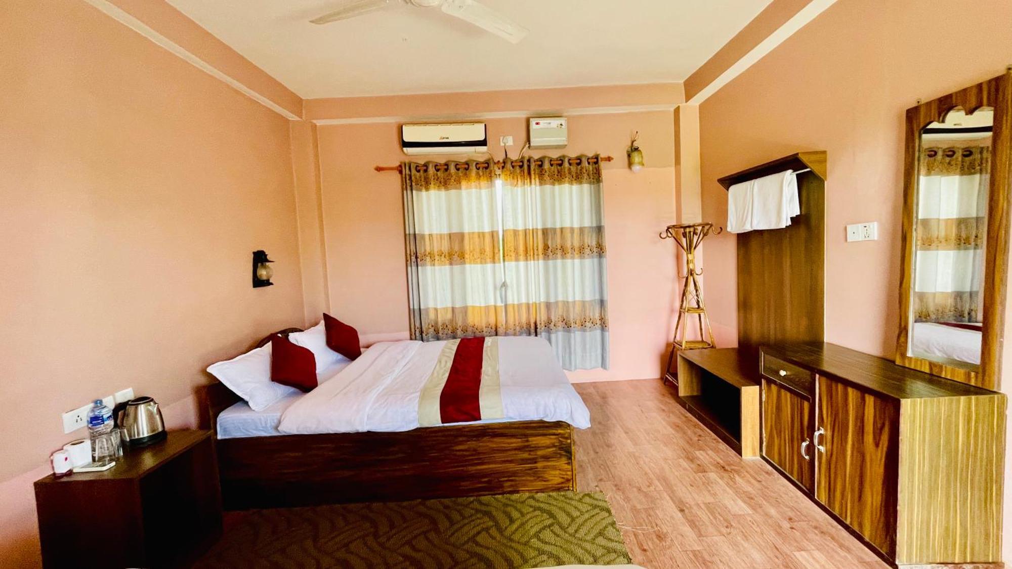Hotel Tree Tops Sauraha Ngoại thất bức ảnh