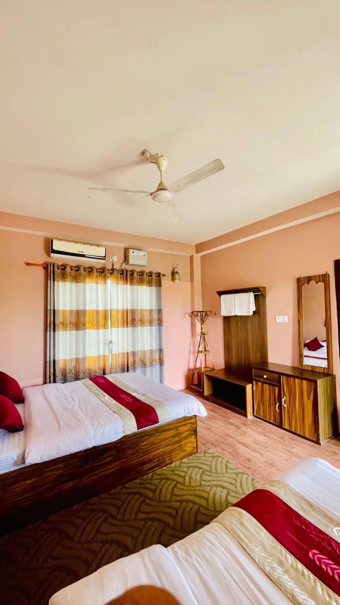 Hotel Tree Tops Sauraha Ngoại thất bức ảnh