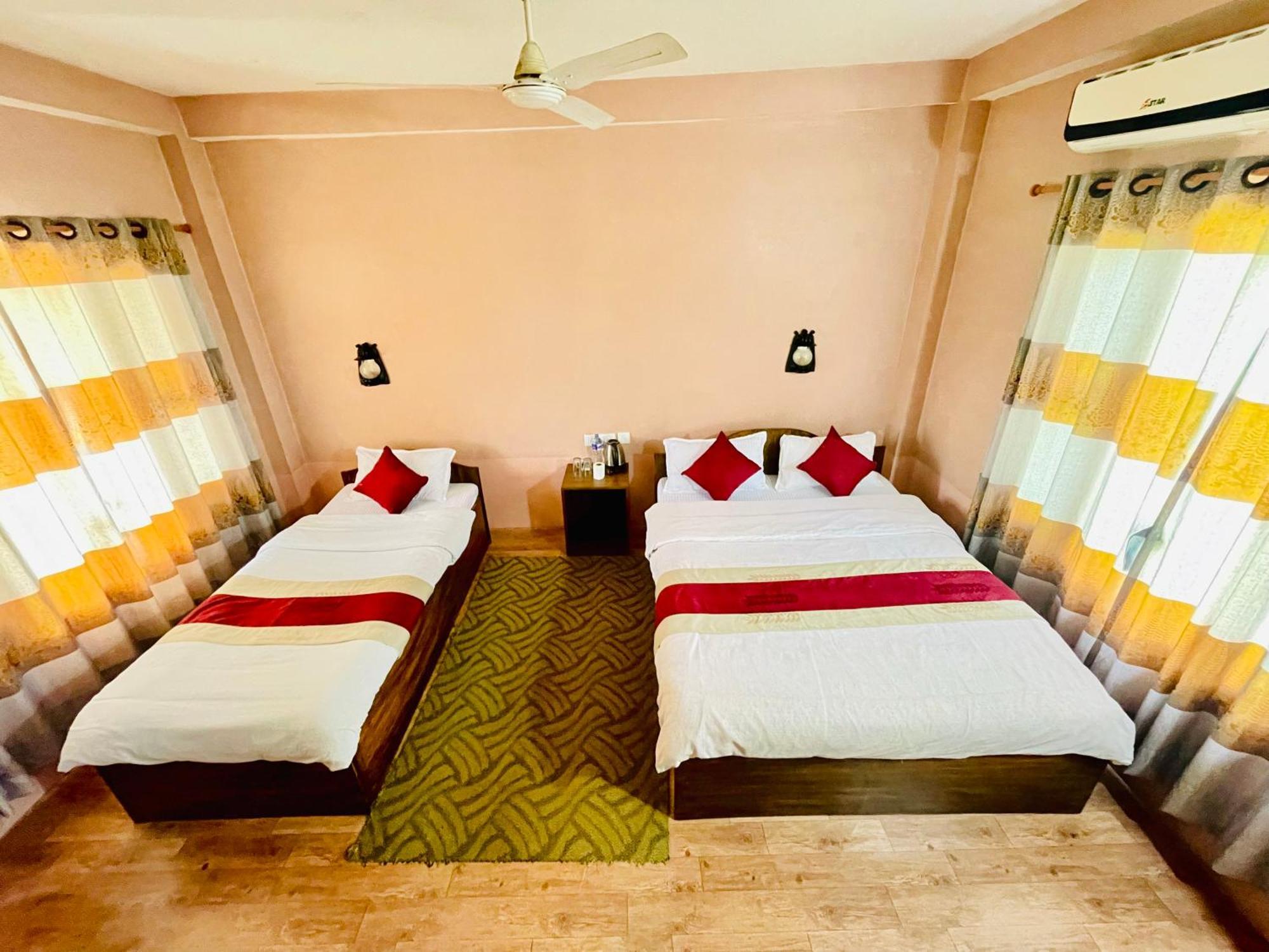 Hotel Tree Tops Sauraha Ngoại thất bức ảnh