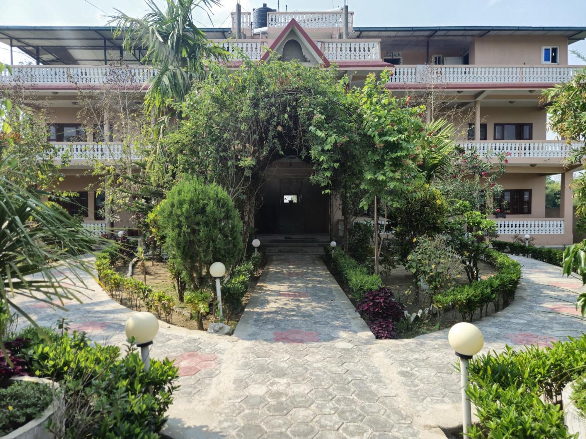 Hotel Tree Tops Sauraha Ngoại thất bức ảnh