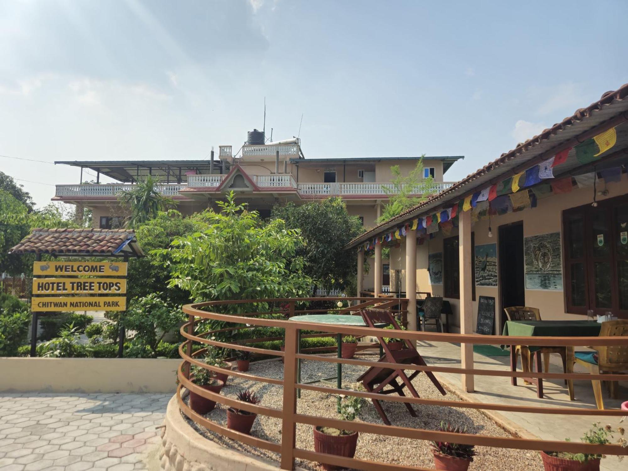 Hotel Tree Tops Sauraha Ngoại thất bức ảnh