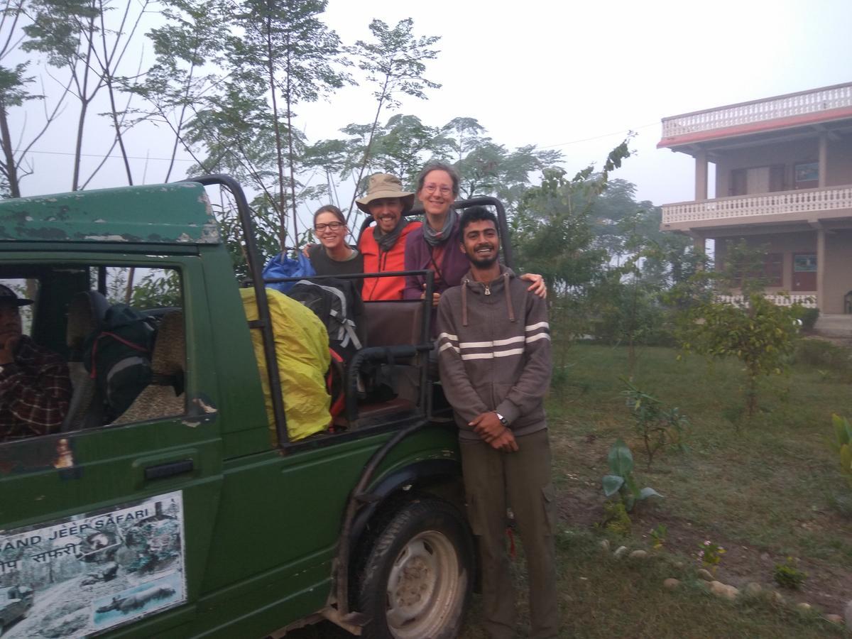 Hotel Tree Tops Sauraha Ngoại thất bức ảnh